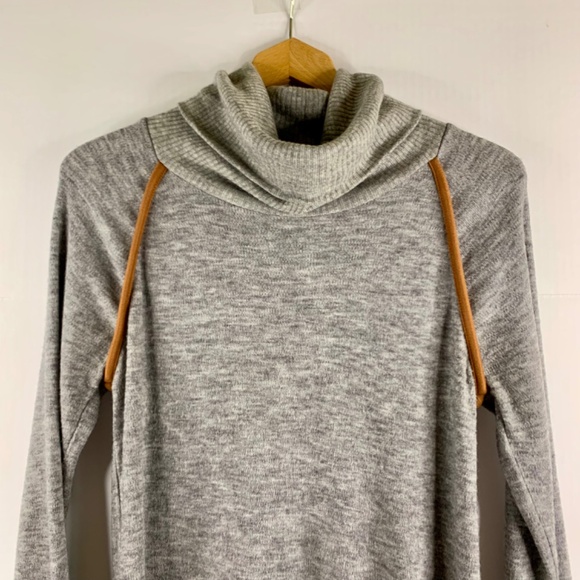 Ladies THMI, gray with brown accent cowl neck boho/western/coquettecore sweater - Picture 3 of 11